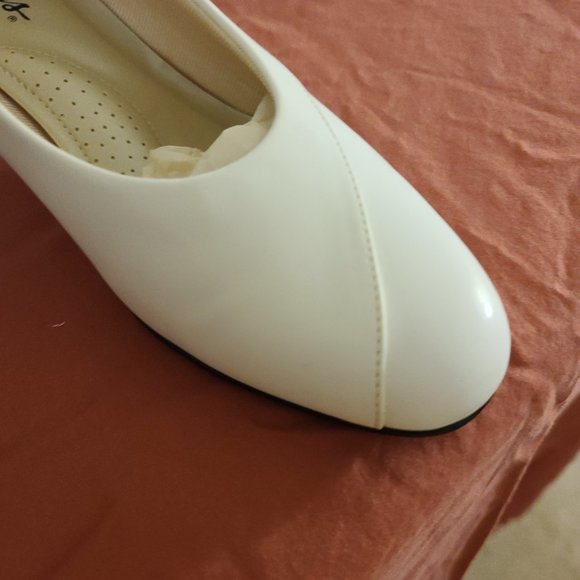 Audition Ladies Focus White Pumps (Size 7) 2" heel - Picture 10 of 12